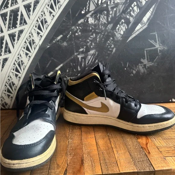 Nike Black, White, and yellow Sneakers - Picture 2 of 2